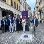 𝗗𝗢𝗣𝗢 𝗗𝗨𝗘 𝗔𝗡𝗡𝗜 𝗘 𝗠𝗘𝗭𝗭𝗢 𝗙𝗜𝗡𝗔𝗟𝗠𝗘𝗡𝗧𝗘 𝗥𝗜𝗠𝗢𝗦𝗦𝗢 𝗗𝗔𝗟 𝗖𝗢𝗥𝗦𝗢 𝗦𝗧𝗘𝗠𝗠𝗔 𝗕𝗜𝗦𝗩𝗜𝗔 𝗜𝗟 𝗩𝗘𝗖𝗖𝗛𝗜𝗢 𝗟𝗢𝗚𝗢 𝗔𝗠𝗠𝗔𝗟𝗢𝗥𝗔𝗧𝗢, 𝗣𝗢𝗦𝗧𝗢 𝗜𝗡 𝗠𝗔𝗥𝗠𝗢 𝗗𝗔 𝗦𝗜𝗠𝗢𝗡𝗖𝗜𝗡𝗜