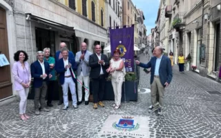 𝗗𝗢𝗣𝗢 𝗗𝗨𝗘 𝗔𝗡𝗡𝗜 𝗘 𝗠𝗘𝗭𝗭𝗢 𝗙𝗜𝗡𝗔𝗟𝗠𝗘𝗡𝗧𝗘 𝗥𝗜𝗠𝗢𝗦𝗦𝗢 𝗗𝗔𝗟 𝗖𝗢𝗥𝗦𝗢 𝗦𝗧𝗘𝗠𝗠𝗔 𝗕𝗜𝗦𝗩𝗜𝗔 𝗜𝗟 𝗩𝗘𝗖𝗖𝗛𝗜𝗢 𝗟𝗢𝗚𝗢 𝗔𝗠𝗠𝗔𝗟𝗢𝗥𝗔𝗧𝗢, 𝗣𝗢𝗦𝗧𝗢 𝗜𝗡 𝗠𝗔𝗥𝗠𝗢 𝗗𝗔 𝗦𝗜𝗠𝗢𝗡𝗖𝗜𝗡𝗜