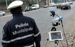 𝗔𝗨𝗧𝗢𝗩𝗘𝗟𝗢𝗫 𝟮𝟬𝟮𝟯, 𝗨𝗡 𝗔𝗨𝗧𝗢𝗠𝗢𝗕𝗜𝗟𝗜𝗦𝗧𝗔 𝗦𝗨 𝗧𝗥𝗘 𝗡𝗢𝗡 𝗛𝗔 𝗣𝗔𝗚𝗔𝗧𝗢 𝗟𝗔 𝗠𝗨𝗟𝗧𝗔𝟯𝟯𝟯 𝗩𝗘𝗥𝗕𝗔𝗟𝗜 𝗜𝗡𝗦𝗢𝗟𝗨𝗧𝗜 𝗣𝗘𝗥 𝗨𝗡 𝗠𝗔𝗡𝗖𝗔𝗧𝗢 𝗜𝗡𝗖𝗔𝗦𝗦𝗢 𝗗𝗜 𝗢𝗟𝗧𝗥𝗘 𝟴𝟬.𝟬𝟬𝟬 𝗘𝗨𝗥𝗢