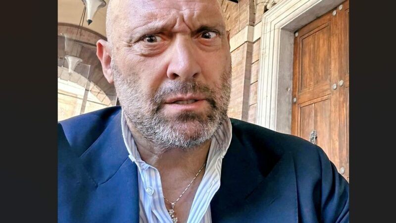 𝐏𝐑𝐎𝐕𝐀𝐍𝐎 𝐀 “𝐁𝐑𝐔𝐂𝐈𝐀𝐑𝐄” 𝐏𝐀𝐎𝐋𝐎𝐑𝐎𝐒𝐒𝐈𝐌𝐀 𝐋𝐀 𝐏𝐄𝐂𝐎𝐑𝐀 𝐍𝐄𝐑𝐀 𝐍𝐎𝐍 𝐒𝐈 𝐅𝐄𝐑𝐌𝐀:“𝐒𝐀𝐑𝐎’ 𝐃𝐄𝐋𝐋𝐀 𝐏𝐀𝐑𝐓𝐈𝐓𝐀”